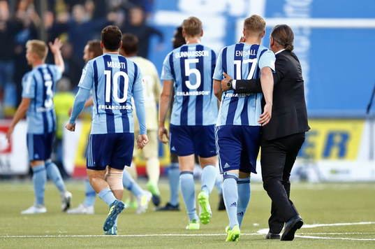 Jubel med Djurgårdens Gustav Engvall och tränare Özcan