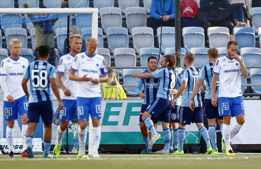 Djurgårdens spelare med Kerim Mrabti jublar
