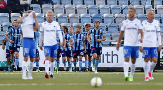 Djurgårdens spelare med Kerim Mrabti jublar