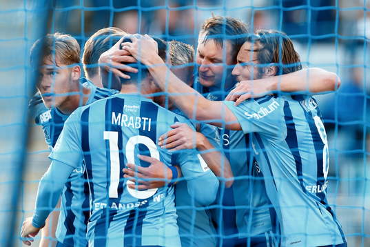 Djurgårdens Kim Källström med flera kramar om