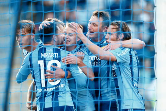 Djurgårdens Kim Källström med flera kramar om