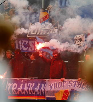 Pyroteknik bland Djurgårdens supporters