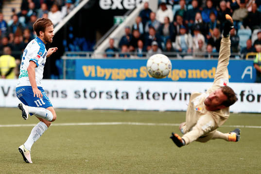 Norrköpings Andreas Blomqvist och Djurgårdens målvakt