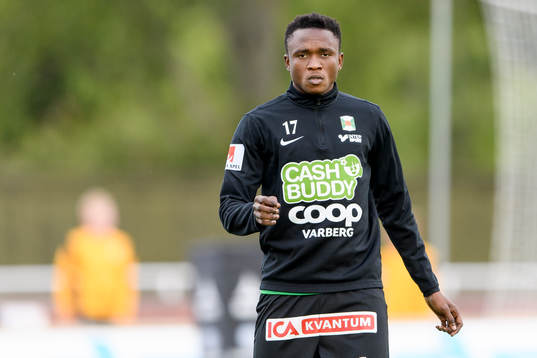 Varbergs Lawson Sabah före fotbollsmatchen i Superettan