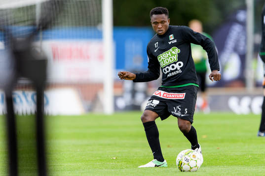 Varbergs Lawson Sabah före fotbollsmatchen i Superettan