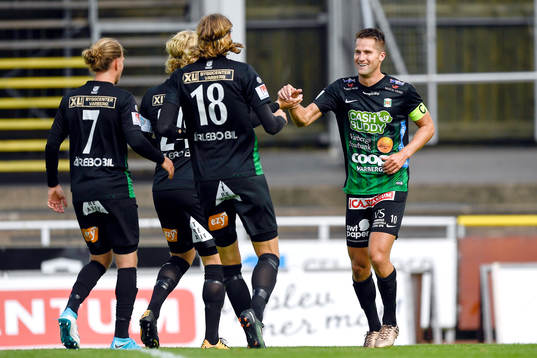 Varbergs Gabriel Altemark-Vanneryr jublar med lagkamrater