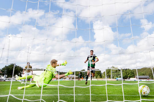 Varbergs Gabriel Altemark-Vanneryr gör 1-0 och jublar