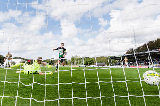 Varbergs Gabriel Altemark-Vanneryr gör 1-0 och jublar