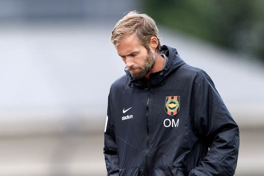 Brommapojkarnas tränare Olof Mellberg deppar