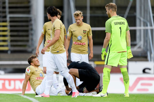 Brommapojkarnas Jesper Karlström grinar illa