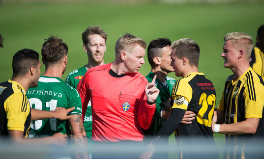 Domaren lugnar ner upprörda derbykänslor i matchen i