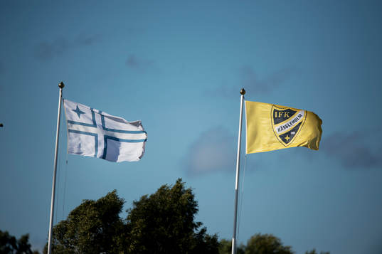 IFK Hässleholms flaggor i matchen i division 2 mellan IFK
