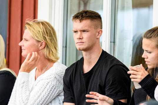 Piteås Fredrik Lundgren är sjuk och sitter på läktaren