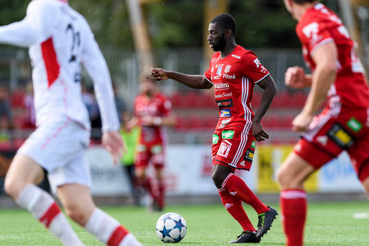 Piteås Samuel Naiwo med bollen