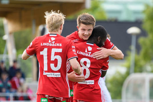 Piteås Joel Edström (m) jublar