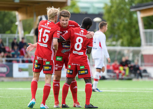 Piteås Joel Edström (m) jublar