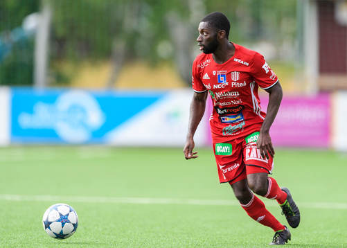 Piteås Samuel Naiwo med bollen