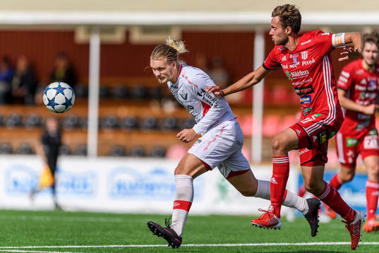 Anundsjös Joel Åman jagas av Piteås Pontus Sundqvist