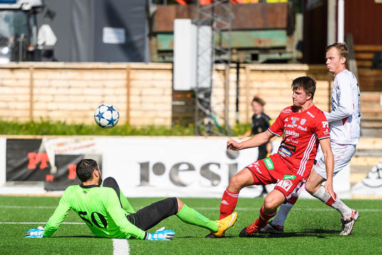 Piteås Joel Edström gör 2-0 bakom Anundsjös målvakt