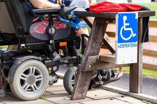 En generell bild på en permobil vid en handikapp plats