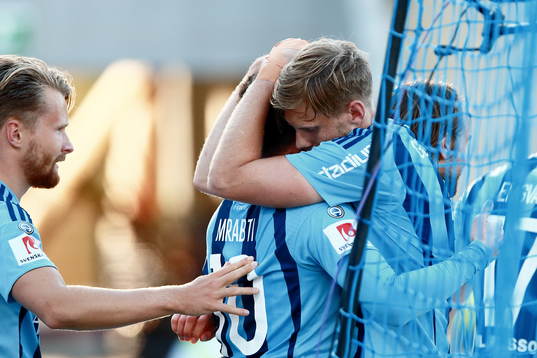 Djurgårdens Niklas Gunnarsson kramar om Kerim Mrabti