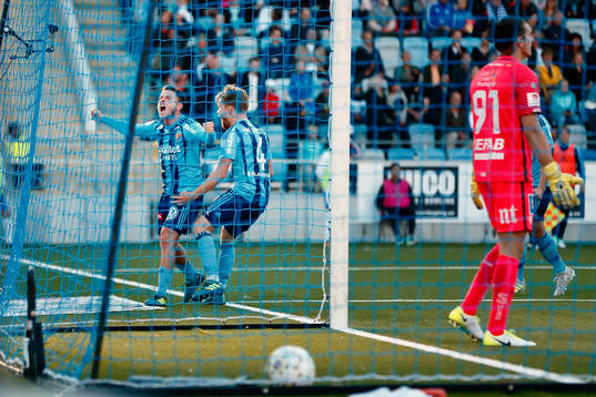 Djurgårdens Kerim Mrabti och Jacob Une-Larsson jublar