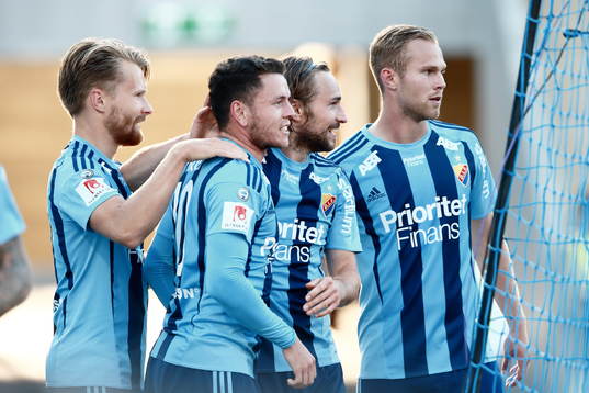 Djurgårdens Kerim Mrabti blir omkramad och jublar