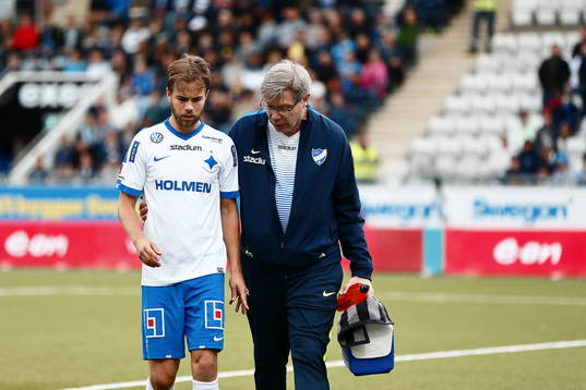 Norrköpings Andreas Blomqvist går av planen
