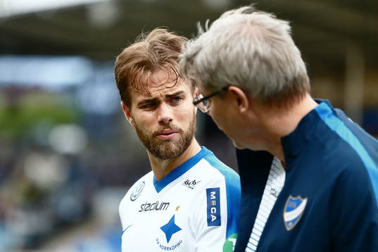 Norrköpings Andreas Blomqvist går av planen