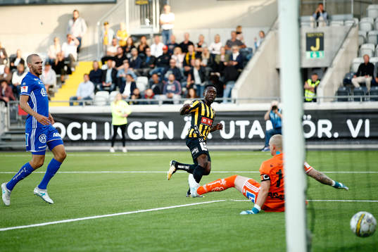 Häckens Chisom Egbuchulam med ett skott i mål som döms