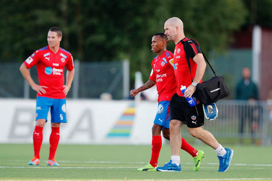 Helsingborgs Bradley Surprise Ralani lämnar planen skadad