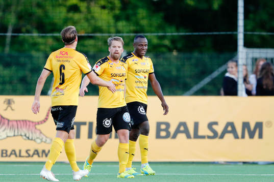 Frejs Joakim Runnemo (m) gör 1-0 och jublar med Philip
