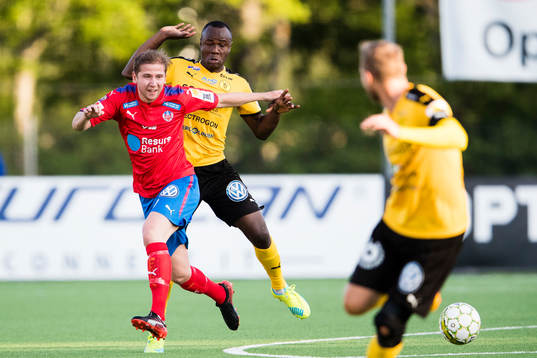Helsingborgs Darijan Bojanic i kamp om bollen med Frejs