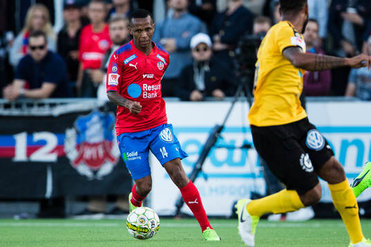 Helsingborgs Bradley Surprise Ralani med bollen