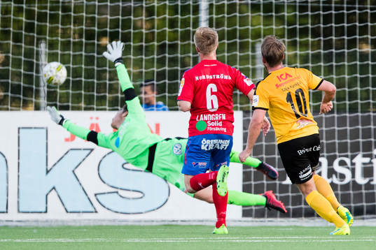 Helsingborgs Andreas Landgren och Frejs Joakim Runnemo ser