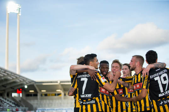 Häckens Ahmed Yasin jublar med lagkamrater