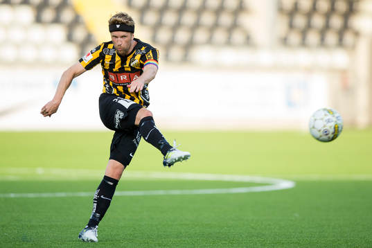 Häckens Rasmus Lindgren skjuter en frispark