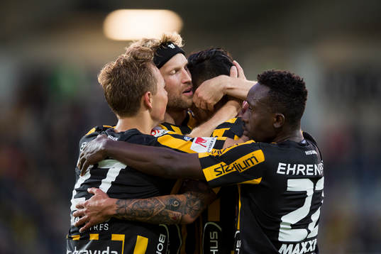 Häckens Ahmed Yasin jublar och omfamnas av lagkamrater
