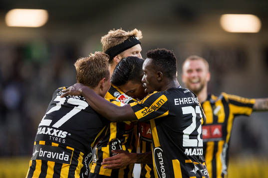 Häckens Ahmed Yasin jublar och omfamnas av lagkamrater