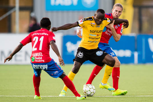 Frejs Nsima Peter i kamp om bollen med Helsingborgs Monday