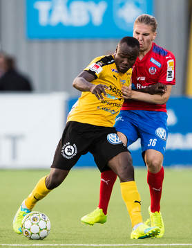 Frejs Nsima Peter i kamp om bollen med Helsingborgs Charlie