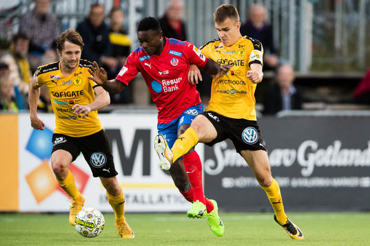 Helsingborgs Oke Akpoveta i kamp om bollen med Frejs Dusan