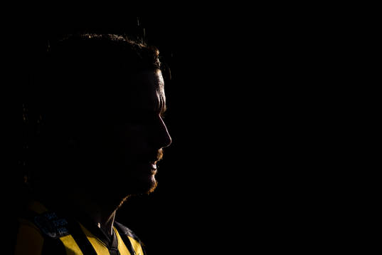 Häckens Erik Friberg på väg in till fotbollsmatchen i