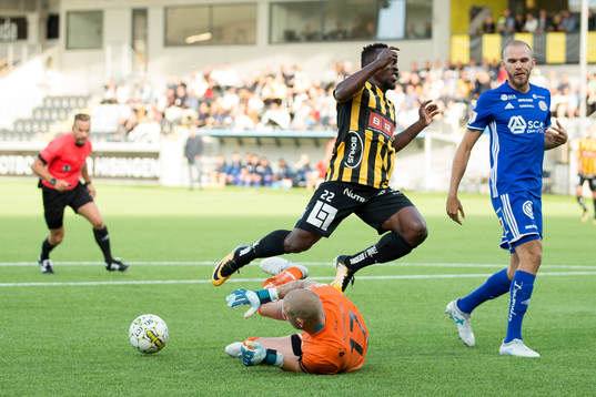 Häckens Chisom Egbuchulam med en chans som Sundsvalls