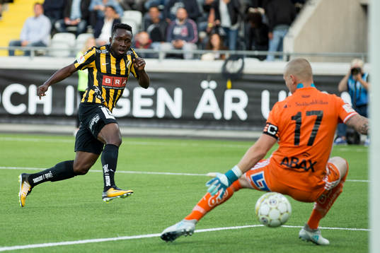 Häckens Chisom Egbuchulam skjuter ett skott mellan benen