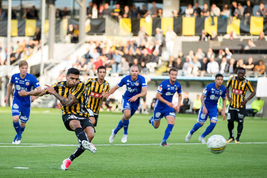 Häckens Ahmed Yasin skjuter 1-0 på straff