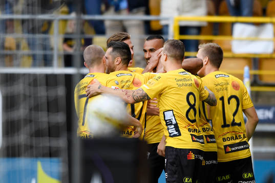 Elfsborgs Issam Jebali jublar med sina lagkamrater