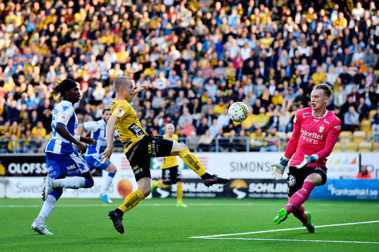 Elfsborgs Daniel Gustavsson och IFK Göteborgs målvakt