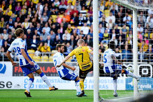 IFK Göteborgs Sam Adekugbe med en räddning på mållinjen