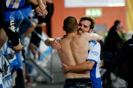 IFK Göteborgs Emil Salomonsson jublar med en supporter